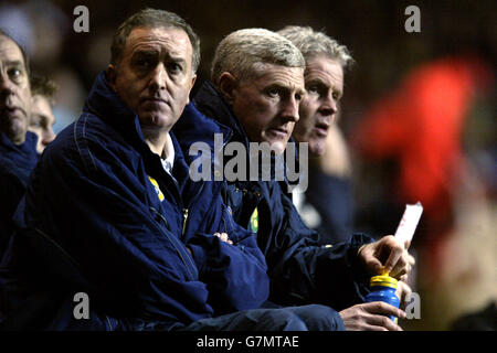 Calcio - fa Barclay Premiership - Aston Villa / Norwich City - Villa Park. Nigel Worthington (C), responsabile della città di Norwich, dimostra il suo rifiuto Foto Stock