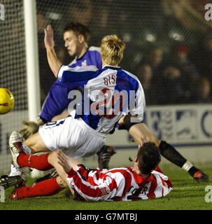 Alan Marriott, portiere di Lincoln City, salva una foto da Bristol Rover Craig Disley. Foto Stock