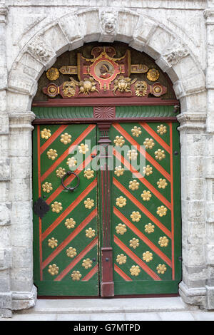 Tallinn, Estonia, sportello anteriore (decorato con legno porta) nella città vecchia di Tallinn, Estonia, Baltico, Europa UE Foto Stock