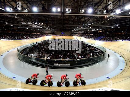 Una visione generale del Velodrome durante i Campionati mondiali di ciclismo UCI Track al Velodrome National, Saint-Quentin-en-Yvelines, Francia. Foto Stock