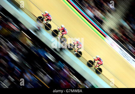 Stati Uniti d'America Sarah Hammer, Jennifer Valente, Lauren Tamayo, e Ruth Winder (ordine sconosciuto) gareggiano nella squadra femminile Pursuit Qualifiche durante i campionati mondiali di ciclismo su pista UCI al Velodrome National, Saint-Quentin-en-Yvelines, Francia. Foto Stock