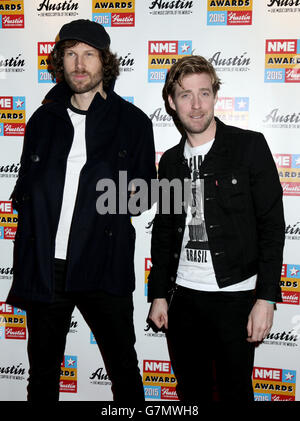 Simon Rix e Ricky Wilson (a destra) di Kaiser Chiefs che hanno partecipato al NME Awards 2015 con Austin, Texas alla O2 Brixton Academy di Londra. PREMERE ASSOCIAZIONE foto. Data foto: Mercoledì 18 febbraio 2015. Vedere la storia di PA SHOWBIZ NME. Il credito fotografico dovrebbe leggere: Yui Mok/PA filo Foto Stock