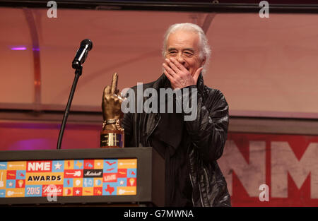 Jimmy Page raccoglie il premio Rock 'n Roll Soul sul palco durante i NME Awards 2015 con Austin, Texas, alla O2 Brixton Academy di Londra. PREMERE ASSOCIAZIONE foto. Data immagine: Mercoledì 18 febbraio 2015. Vedere la storia di PA SHOWBIZ NME. Il credito fotografico dovrebbe essere: Filo Yui Mok/PA Foto Stock