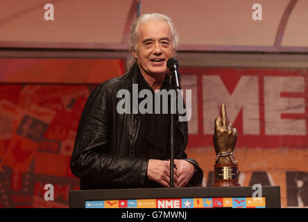 Jimmy Page raccoglie il premio Rock 'n Roll Soul sul palco durante i NME Awards 2015 con Austin, Texas, alla O2 Brixton Academy di Londra. PREMERE ASSOCIAZIONE foto. Data immagine: Mercoledì 18 febbraio 2015. Vedere la storia di PA SHOWBIZ NME. Il credito fotografico dovrebbe essere: Filo Yui Mok/PA Foto Stock