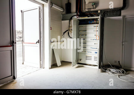 Fusibile automatico il connettore elettrico nelle linee di alimentazione situato all'interno del contattore della scheda della centrale di controllo. Foto Stock