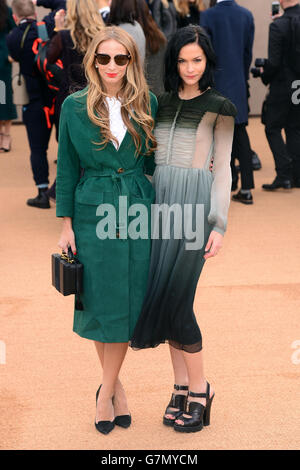 Harley Viera-Newton e Leigh Lezark arrivano per lo spettacolo di passerelle di Burberry Prorsum ai Kensington Gardens, come parte della London Fashion Week. PREMERE ASSOCIAZIONE foto. Data foto: Lunedì 23 febbraio 2015. Scopri la storia di PA CONSUMER Fashion. Il credito fotografico deve essere: Dominic Lipinski/PA Wire Foto Stock