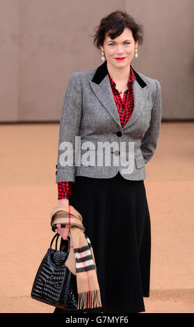 Jasmine Guinness in arrivo per lo spettacolo di abbigliamento da donna Burberry Prorsum presso i Kensington Gardens, come parte della London Fashion Week. PREMERE ASSOCIAZIONE foto. Data immagine: Lunedì 23 febbraio 2015. Guarda la storia di PA CONSUMER Fashion. Il credito fotografico dovrebbe essere: Dominic Lipinski/PA Wire Foto Stock