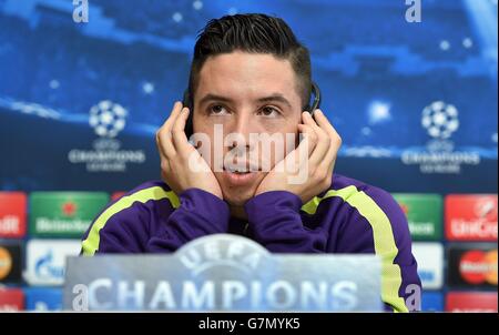 Calcio - UEFA Champions League - Round of 16 - prima tappa - Manchester City / Barcellona - Manchester City Training and Press c... Samir Nasri di Manchester City indossa le cuffie mentre parla, durante una conferenza stampa alla City Football Academy di Manchester. Foto Stock