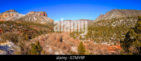 Vista panoramica di Oak Creek Canyon vicino a Sedona in Arizona, in inverno Foto Stock