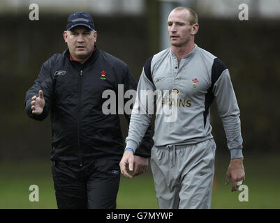 Sessione di addestramento del Galles - Giardini Sophia. Mike Ruddock (L), allenatore della Welsh Rugby Union, parla con il capitano del Galles Gareth Thomas. Foto Stock