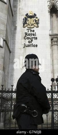 Ufficiali di polizia al di fuori della Corte di giustizia reale, Londra. PREMERE ASSOCIAZIONE foto. Data immagine: Lunedì 2 febbraio 2015. Il credito fotografico dovrebbe essere: Anthony Devlin/PA Wire Foto Stock