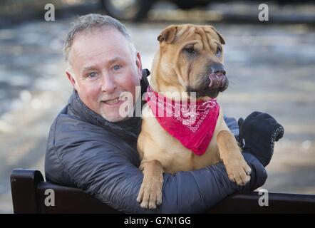 Cane abbandonato alla stazione Foto Stock