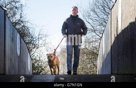 Kai il cane con il suo nuovo proprietario Ian Russell presso un ufficio scozzese SPCA a Glasgow, dopo essere stato abbandonato in una stazione ferroviaria con una valigia piena dei suoi beni. Foto Stock