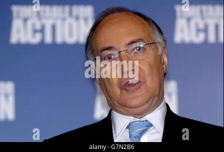 Michael Howard, il leader del partito conservatore, ha pronunciato un discorso in cui ha promesso di governare la Gran Bretagna per la "maggioranza dimenticata", che egli sosteneva fosse stata deluso dal governo di Tony Blair. Howard ha lanciato l'introduzione cinque mesi prima della data prevista per il sondaggio di maggio. Foto Stock