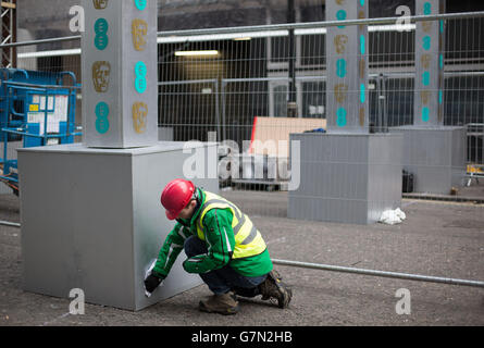 Un operaio si prepara in vista dell'EE British Academy Film Awards 2015 presso la Royal Opera House di Londra, che si terrà domenica. Foto Stock