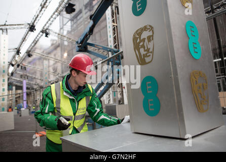 Un operaio si prepara in vista dell'EE British Academy Film Awards 2015 presso la Royal Opera House di Londra, che si terrà domenica. Foto Stock