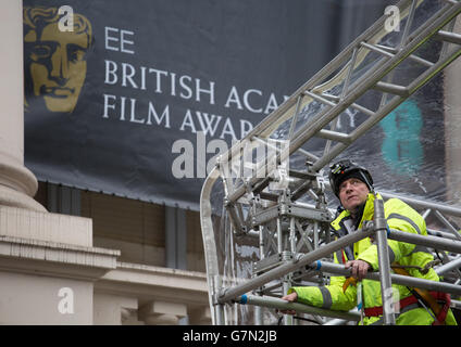 Un operaio si prepara in vista dell'EE British Academy Film Awards 2015 presso la Royal Opera House di Londra, che si terrà domenica. PREMERE ASSOCIAZIONE foto. Data immagine: Sabato 7 febbraio 2015. Vedere la storia di PA SHOWBIZ BAFTA. Il credito fotografico dovrebbe essere: Daniel Leal-Olivas/PA Wire Foto Stock