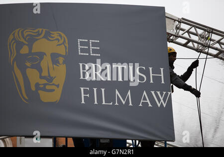 Un operaio si prepara in vista dell'EE British Academy Film Awards 2015 presso la Royal Opera House di Londra, che si terrà domenica. Foto Stock