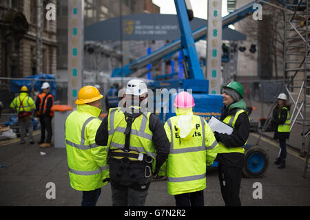 Un operaio si prepara in vista dell'EE British Academy Film Awards 2015 presso la Royal Opera House di Londra, che si terrà domenica. Foto Stock