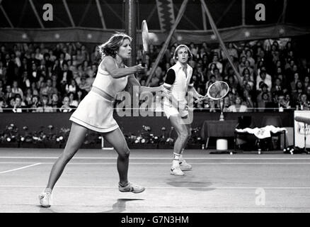 Chris Evert americano e il marito britannico John Lloyd in azione contro l'asso da tennis svedese Bjorn Borg e la sua fidanzata Mariana Simionescu. Foto Stock