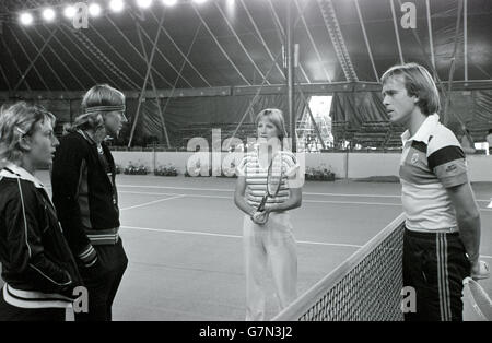 Il tennis svedese asso Bjorn Borg e la sua fidanzata Mariana Simionescu (a sinistra) insieme a John Lloyd britannico e sua moglie, l'ex Chris Evert (a destra). Foto Stock