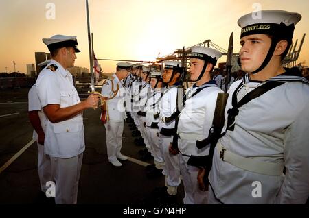 Il Principe del Galles parla con le marinai femminili dopo essere arrivato a bordo di HMS Dauntless, che è attraccato a Kuwait City, il terzo giorno del suo tour in Medio Oriente. Foto Stock