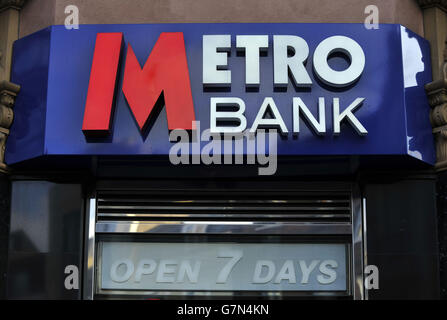 Foto d'inventario di Metro Bank a Tottenham Court Road, Londra. Foto Stock