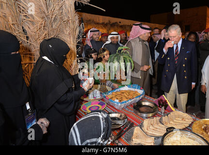 Il Principe di Galles beve una tazza di tè nella città vecchia di al Ula, nel nord-ovest dell'Arabia Saudita, il quinto giorno del suo tour in Medio Oriente. PREMERE ASSOCIAZIONE foto. Data foto: Mercoledì 11 febbraio 2015. Vedi la storia della Pennsylvania ROYAL Charles. Il credito fotografico deve essere: John Stillwell/PA Wire Foto Stock