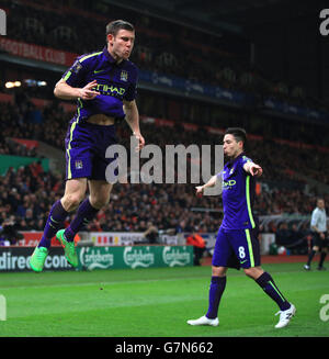 James Milner di Manchester City festeggia il secondo gol della partita durante la partita Barclays Premier League al Britannia Stadium, Stoke-on-Trent. Foto Stock