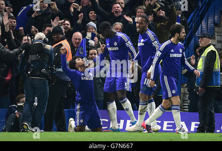 Il Chelsea's Willan celebra il suo primo gol al fianco della partita durante la partita Barclays Premier League a Stamford Bridge, Londra. Foto Stock