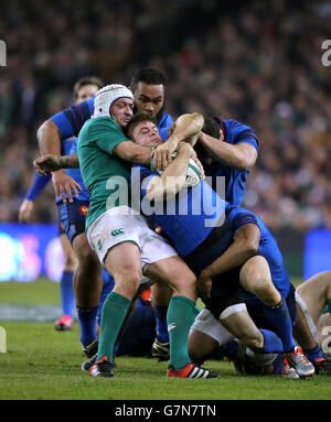 L'irlandese Rory Best (a sinistra) affronta il francese Rory Kockott intorno al collo e viene successivamente inbinned per l'atto durante la partita delle 6 nazioni all'Aviva Stadium, Dublino. Foto Stock