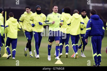 Chelsea John Terry (a destra), Didier Drogba (centro) portiere Thibaut Courtois (a sinistra) durante una sessione di allenamento al Cobham Training Ground, Cobham. Foto Stock