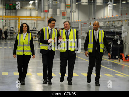 Il leader del lavoro ed Miliband con il Cancelliere ombra ed Balls (seconda a destra), il Segretario di Stato ombra per l'energia e il cambiamento climatico Caroline Flint (sinistra) e il Segretario aziendale ombra Chuka Umunna, durante una visita a Jaguar Land Rover, Wolverhampton. Foto Stock