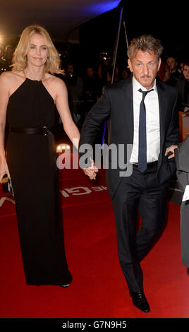 Sean Penn (a destra) e il partner Charlize Theron partecipano alla prima mondiale del Gunman alla BFI South Bank, Londra. PREMERE ASSOCIAZIONE foto. Foto data: Lunedì 16 febbraio 2015.Foto di credito dovrebbe leggere: Anthony Devlin / PA filo Foto Stock