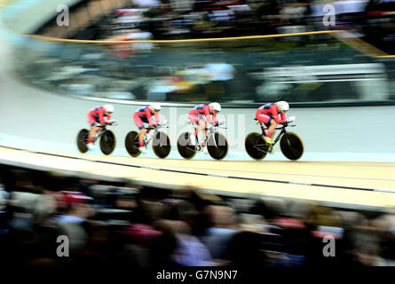 Gli Stati Uniti d'America Sarah Hammer, Jennifer Valente, Lauren Tamayo e Ruth Winder (ordine sconosciuto) competono nella Women's Team Pursuit Qualificando durante i Campionati mondiali di ciclismo UCI Track al Velodrome National, Saint-Quentin-en-Yvelines, Francia. PREMERE ASSOCIAZIONE foto. Data foto: Mercoledì 18 gennaio 2015. Guarda la storia di PA CICLING World. Il credito fotografico dovrebbe essere: Adam Davy/PA filo. Foto Stock