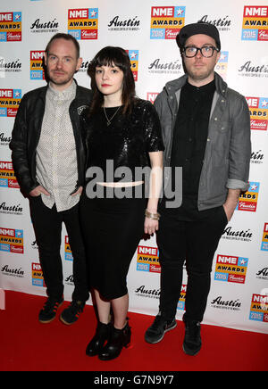 (Da sinistra a destra) Iain Cook, Lauren Mayberry e Martin Doherty di Chvrches che hanno partecipato al NME Awards 2015 con Austin, Texas alla O2 Brixton Academy di Londra. Foto Stock