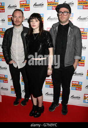 (Da sinistra a destra) Iain Cook, Lauren Mayberry e Martin Doherty di Chvrches che hanno partecipato al NME Awards 2015 con Austin, Texas alla O2 Brixton Academy di Londra. Foto Stock