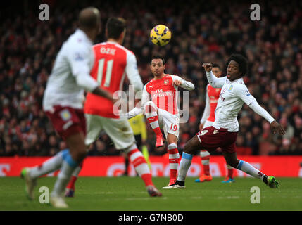 L'Arsenal's Santi Cazorla si fica di palla durante la partita della Barclays Premier League all'Emirates Stadium di Londra. Foto Stock