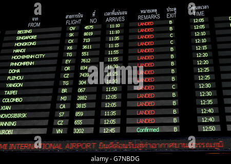 Gli arrivi dei voli in pensione si trova in aeroporto terminal arrivi in aeroporto internazionale Suvarnabhumi di Bangkok, Tailandia. Foto Stock