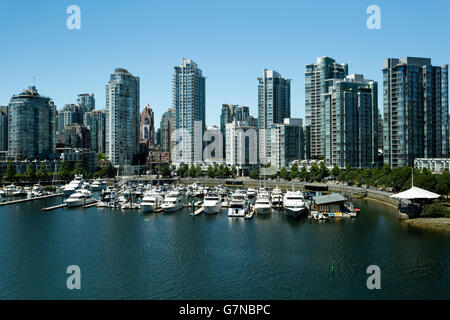 Skyline cityscape si affaccia su False Creek e di Yaletown situato in Vancouver, British Columbia, Canada. Foto Stock