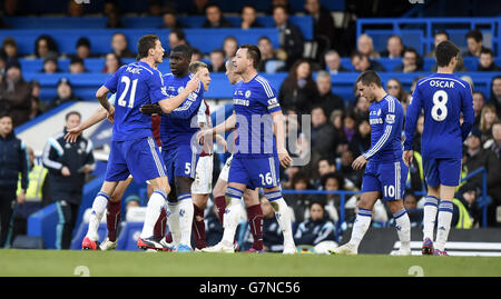 Calcio - Barclays Premier League - Chelsea / Burnley - Stamford Bridge. Nemanja Matic di Chelsea (a sinistra) reagisce dopo che gli viene mostrata una carta rossa dall'arbitro Martin Atkinson (non raffigurato) Foto Stock