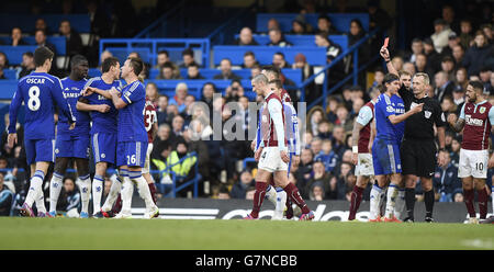 Chelsea's Nemanja Matic (3° a sinistra) Viene mostrata una carta rossa dall'arbitro Martin Atkinson per Spingere Ashley Barnes di Burnley Foto Stock