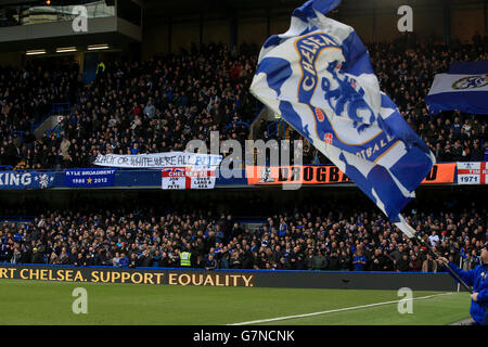 Calcio - Barclays Premier League - Chelsea / Burnley - Stamford Bridge. I tifosi del Chelsea hanno una bandiera contro il Rascismo durante la partita della Barclays Premier League a Stamford Bridge, Londra. Foto Stock