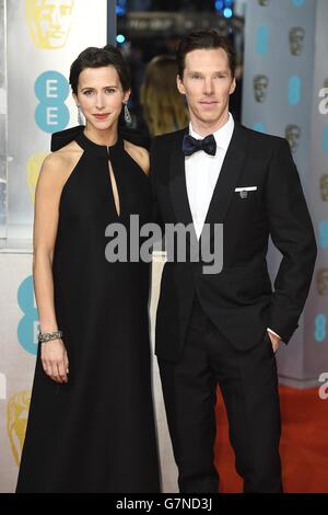 Benedetto Cumberbatch e Sophie Hunter arrivano all'EE British Academy Film Awards 2015, presso la Royal Opera House, Bow Street, London.Benedetto Cumberbatch Foto Stock