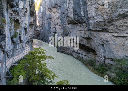 Aareschlucht, una gola del fiume Aare scolpita in profondità nel calcare, con fino a 180m ad alte pareti di roccia. Meiringen, Svizzera. Foto Stock