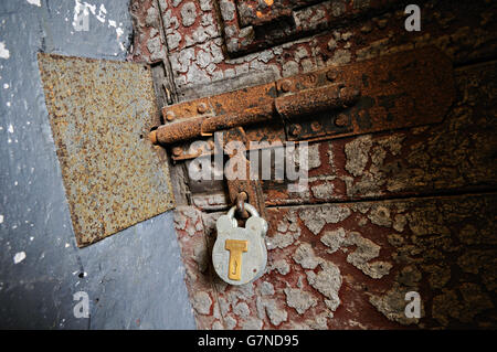 Porta Vecchia e lucchetto a Kilmainham Gaol in Dublin, Irlanda Foto Stock