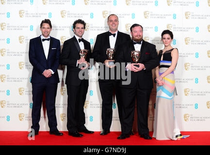 (Da sinistra a destra) Thomas Curley, ben Wilkins, Craig Mann con il Sound Award per Whiplash, insieme ai relatori Phoebe Fox e Dougray Scott (a sinistra) all'EE British Academy Film Awards presso la Royal Opera House, Bow Street a Londra. PREMERE ASSOCIAZIONE foto. Data immagine: Domenica 8 febbraio 2015. Vedere la storia di PA SHOWBIZ BAFTA. Il credito fotografico dovrebbe essere: Dominic Lipinski/PA Wire Foto Stock