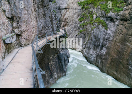 Aareschlucht, una gola del fiume Aare scolpita in profondità nel calcare, con fino a 180m ad alte pareti di roccia. Meiringen, Svizzera. Foto Stock