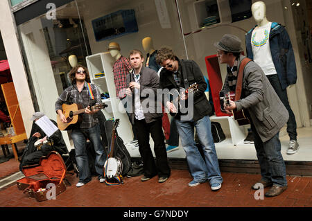 Cinque musicisti Irlandesi musicista di strada di Grafton Street nel centro di Dublino, Irlanda Foto Stock