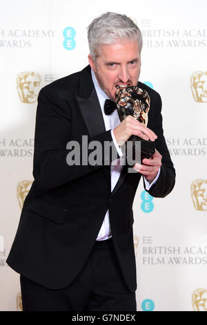 Anthony McCarten con l'Adapted Screenplay Award for the Theory of Everything, all'EE British Academy Film Awards presso la Royal Opera House di Bow Street a Londra. PREMERE ASSOCIAZIONE foto. Data immagine: Domenica 8 febbraio 2015. Vedere la storia di PA SHOWBIZ BAFTA. Il credito fotografico dovrebbe essere: Dominic Lipinski/PA Wire Foto Stock